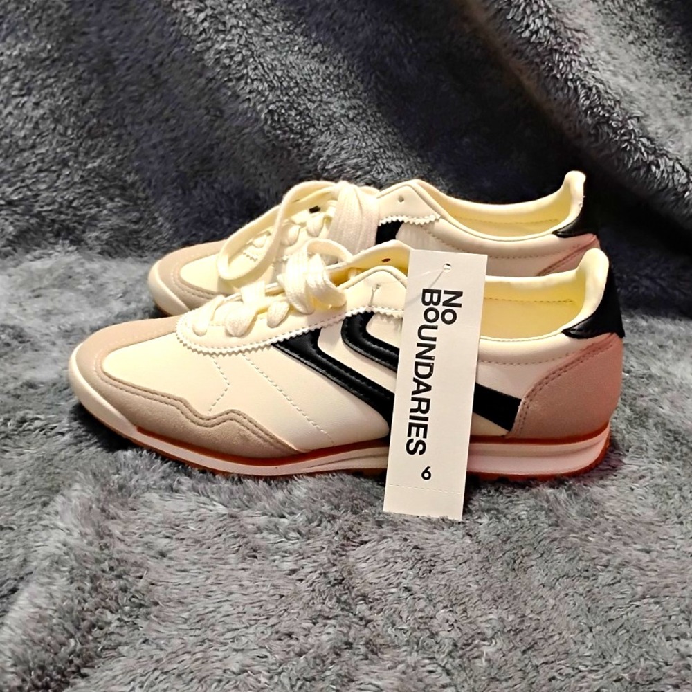No Boundaries Women's Lace-Up Athletic Sneakers Wht/Blk/Beige WMNB45CA003